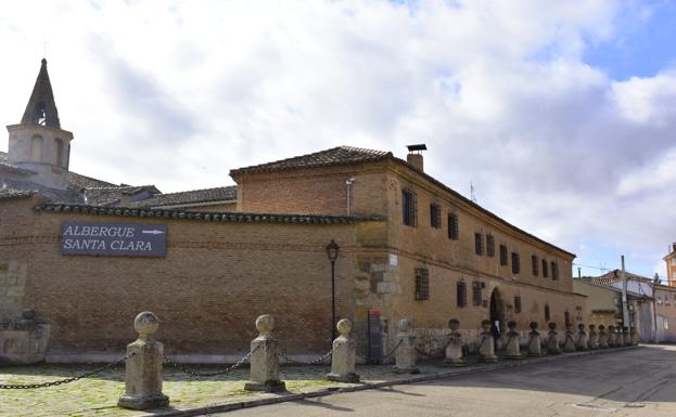 Imagen principal - Exteriores del albergue de Santa Clara, en Carrión de los Condes, y del albergue Estrella del Camino, en Frómista. Los bastones descansan junto a los zaptaos en una bolsa, en Luz de Frómista.