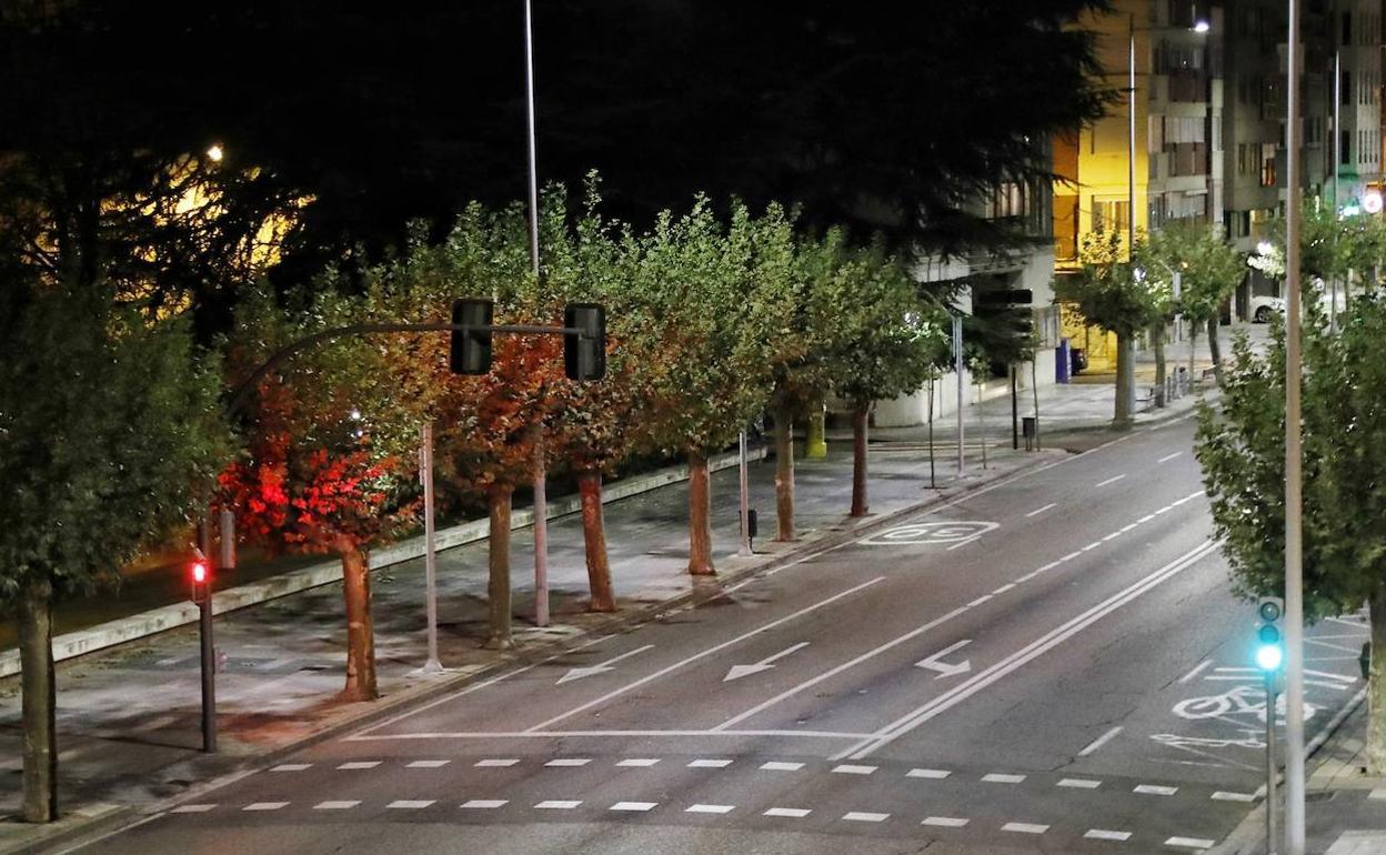 Avenida de Valladolid durante la primera noche de toque de queda. 