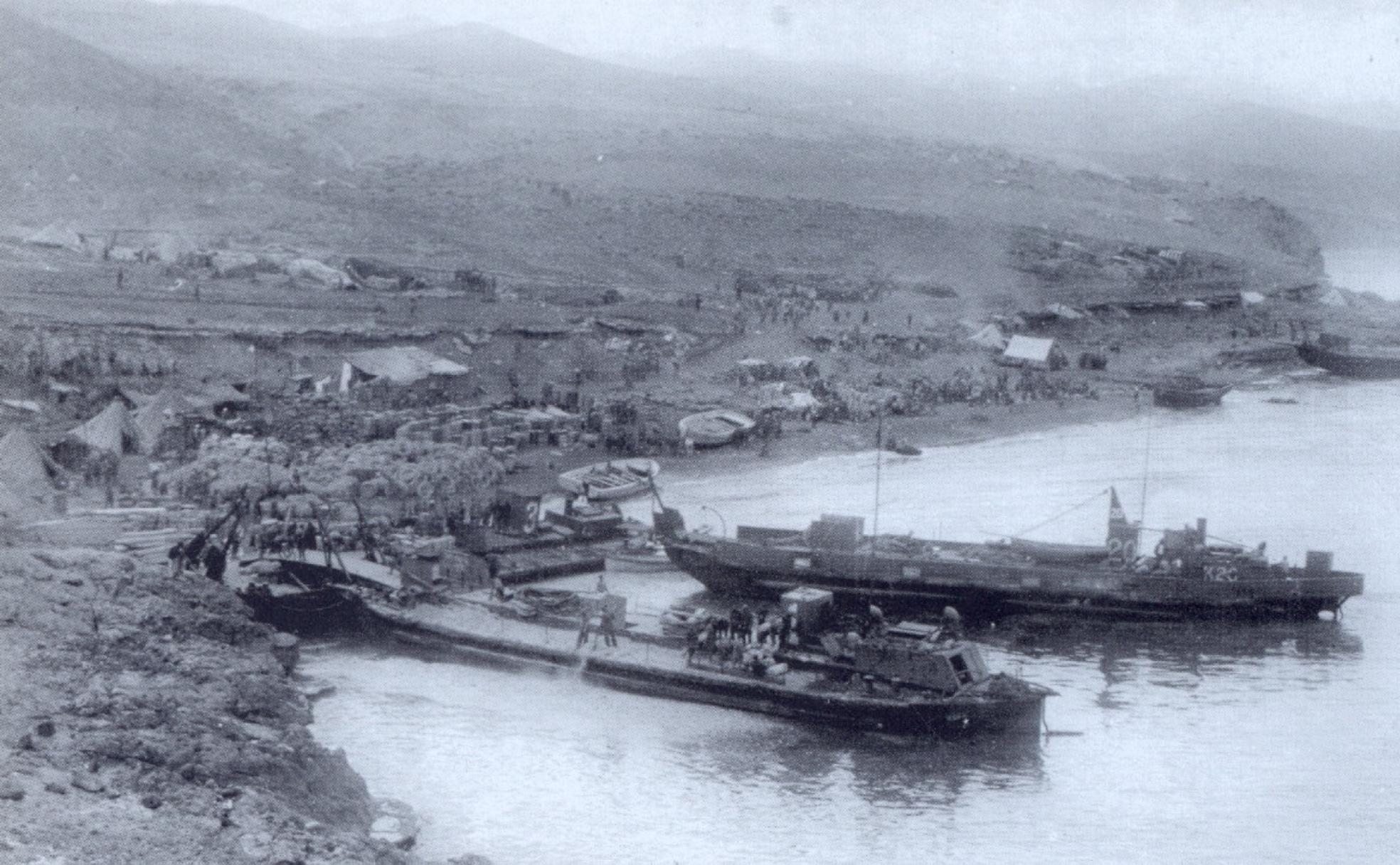 Desembarco militar desde barcazas en la playa de Cebadilla, al oeste de la bahía de Alhucemas.