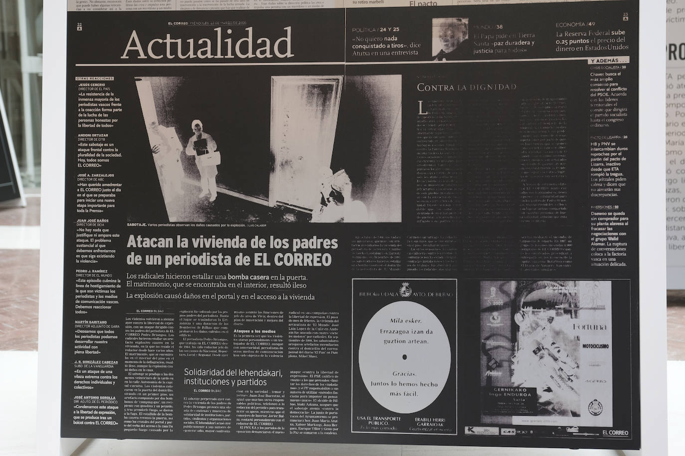 Distintas portadas y noticias que ilustran los paneles, de dos metros de altura, de la exposición de la Real Casa de Correos de Madrid.