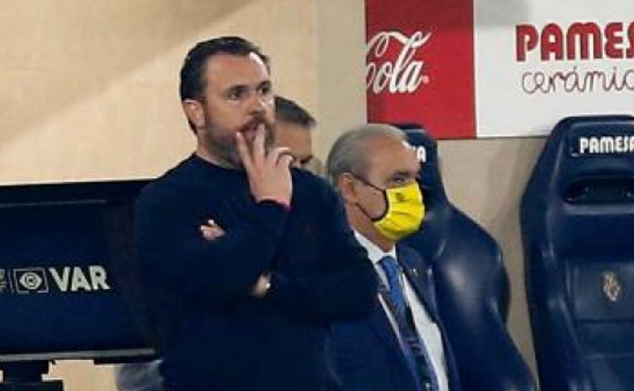 Sergio observa al equipo en el estadio de la Cerámica