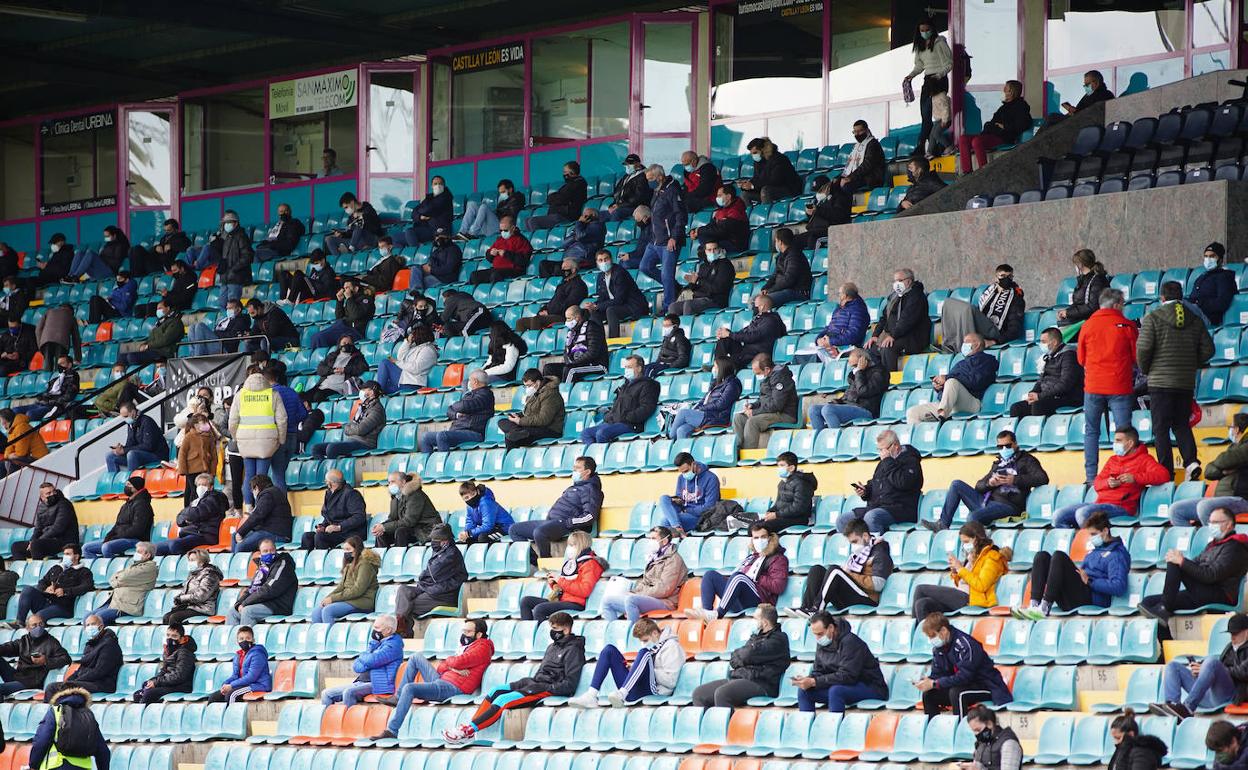 Seguidores del Salamanca UDS sentados con la distancia de seguridad en el estadio Helmántico.