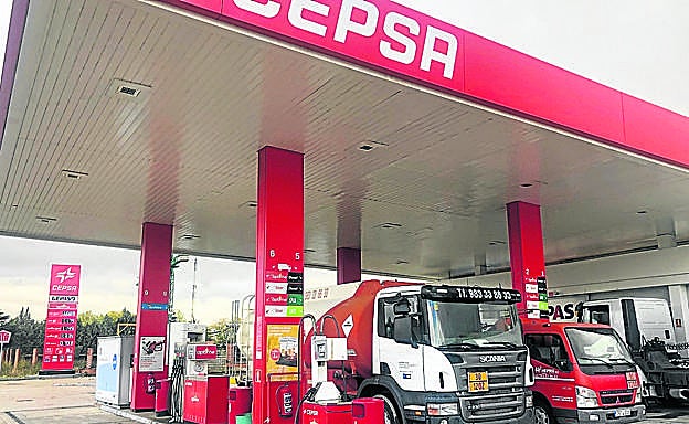 La flota de camiones de Heprasa en la estación de servicio.