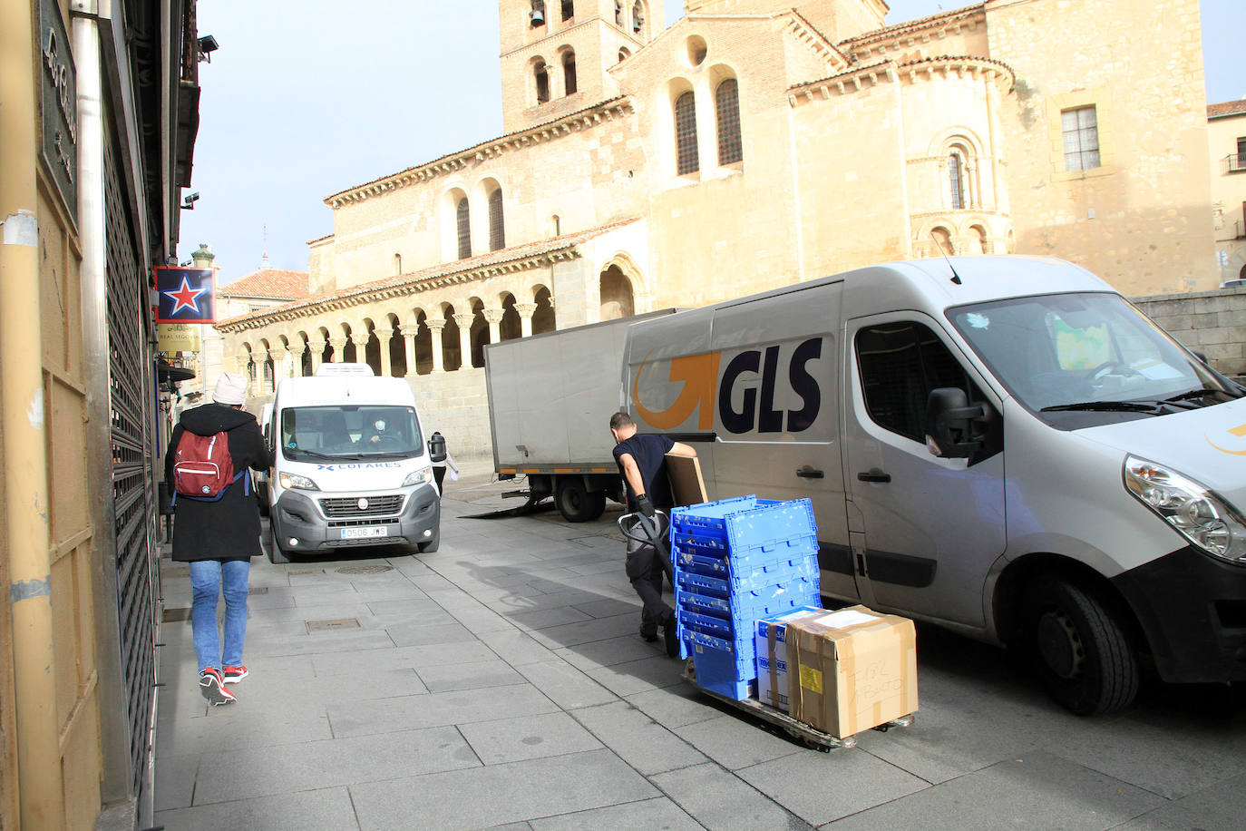Colas para comprar productos para llevar.