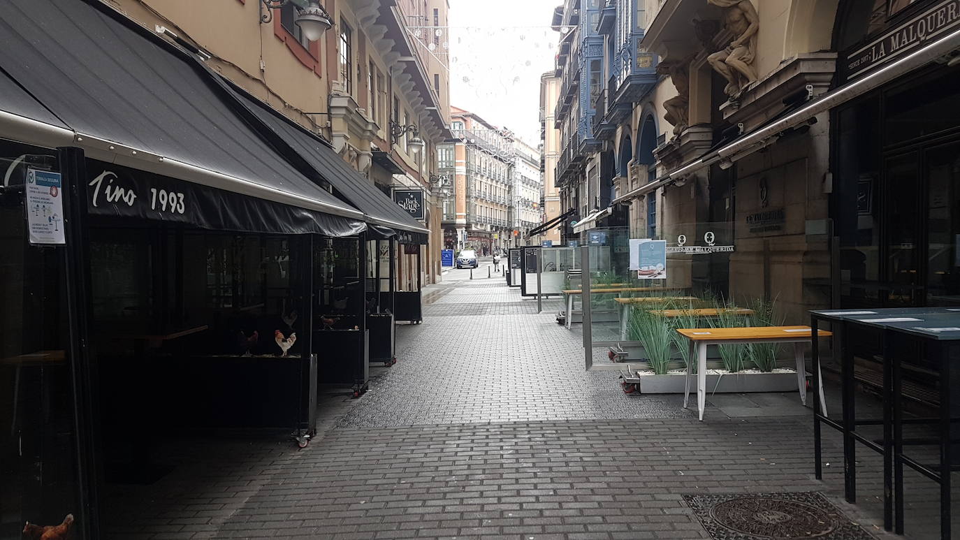 Fotos: Un noviembre que parece marzo: las calles de Valladolid amanecen sin terrazas