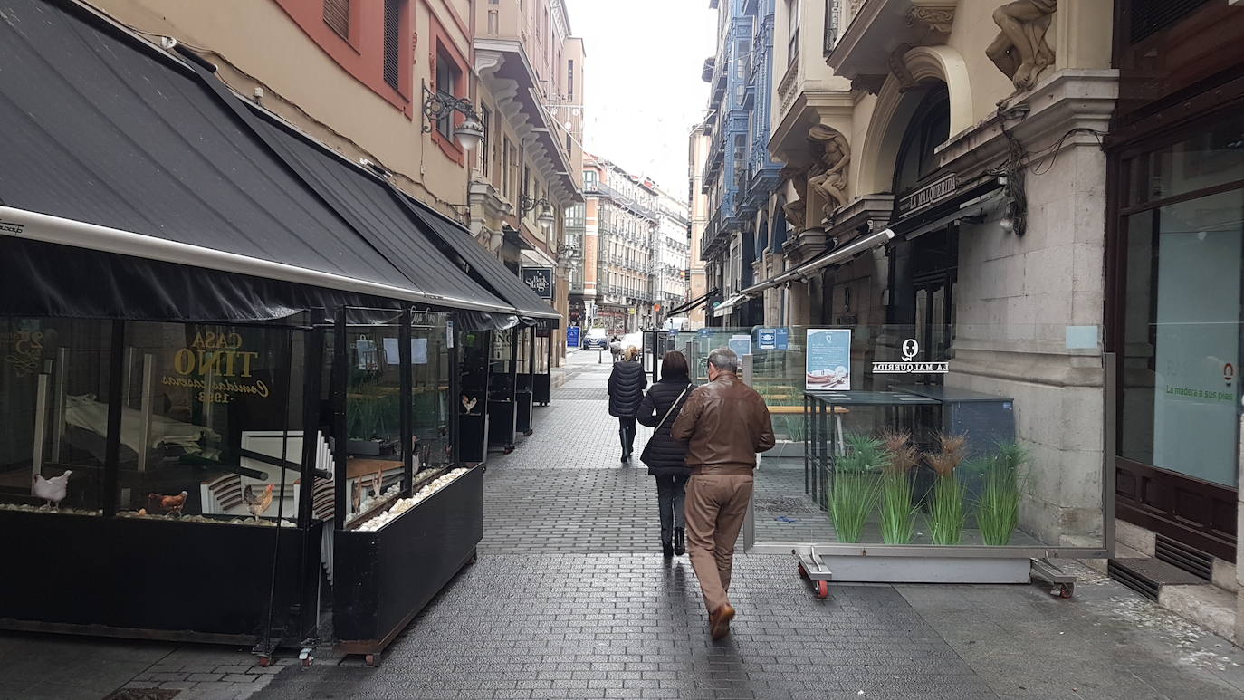 Fotos: Un noviembre que parece marzo: las calles de Valladolid amanecen sin terrazas