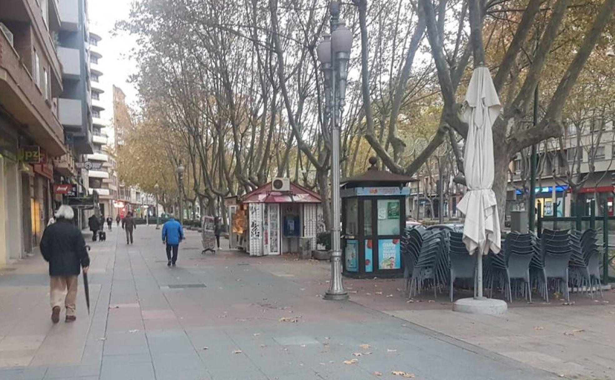 El Paseo de Zorrilla de Valladolid amanece sin las terrazas de los bares.