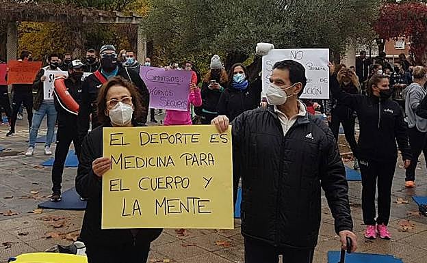 Manifestantes a las puertas de la sede de Presidencia de la Junta en Covaresa.
