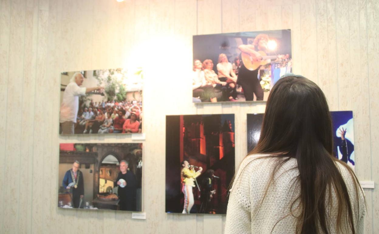 Una persona observa algunas de las fotografías de la exposición.. 