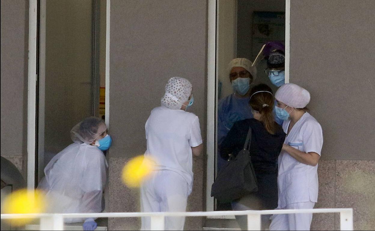 Personal sanitario en las puertas del hospital.
