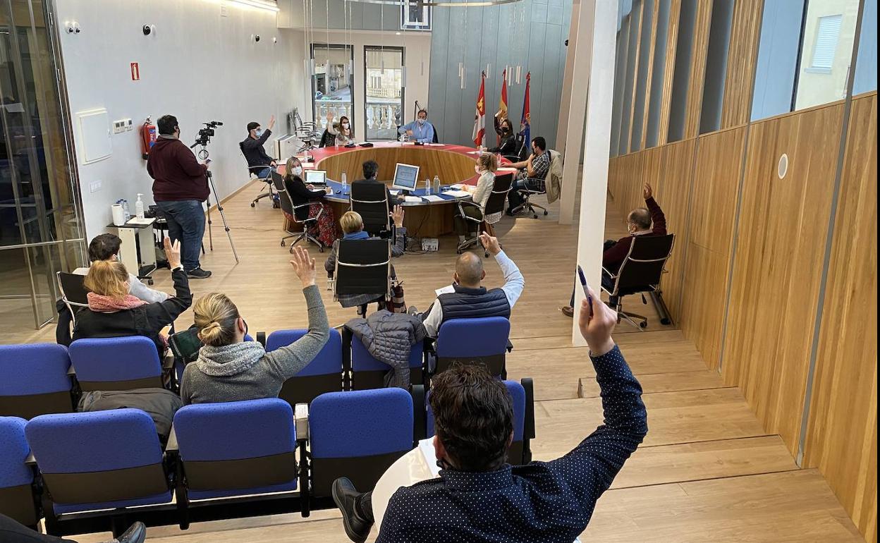 Momento de la votación en la sesión plenaria de los días que serán fiestas locales en Guijuelo en 2021. 
