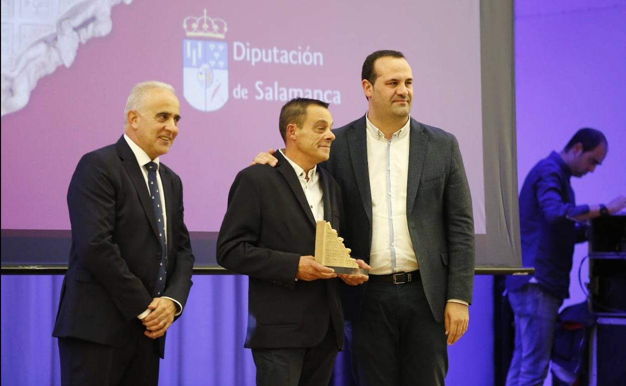 Francisco Samaniego, junto al alcalde de Santa Marta y el diputado de Deportes, premiado el año pasado. 