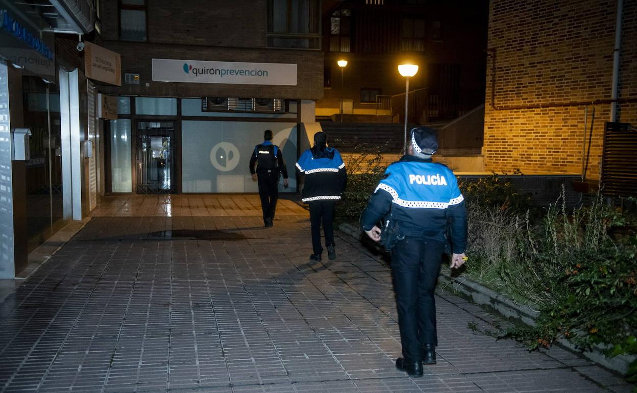 Policías locales de Segovia vigilan los locales durante el toque de queda.