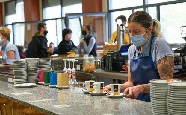 Las cafeterías de las facultades exigen el carné de la UVA para acreditar que «no se viene de fuera»