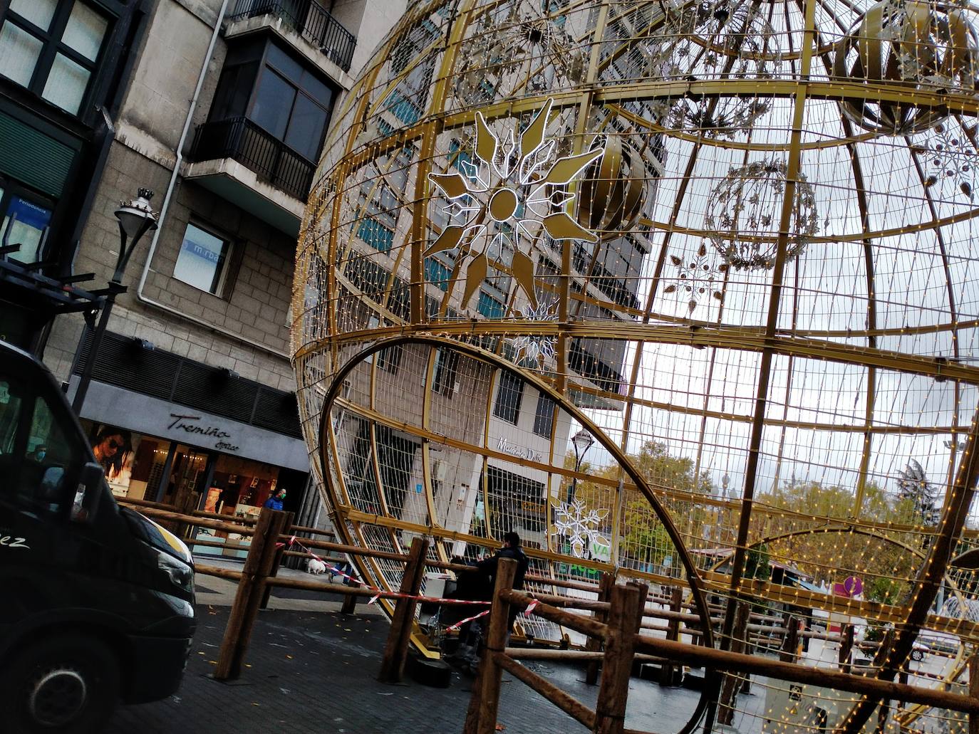 La bola de Navidad instalada en la calle Santiago. 