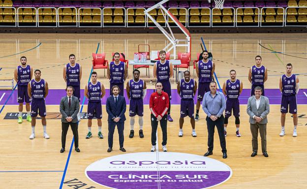 Los patrocinadores en la presentación del equipo Clínica Sur Aspasia Real Valladolid de Baloncesto. 