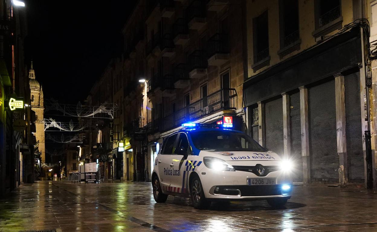Un coche de la Policía Local por las calles de Salamanca. 