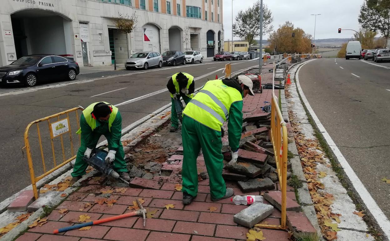 Los operarios retiran el adoquinado para preparar los parterres en la mediana de Hernando de Acuña.