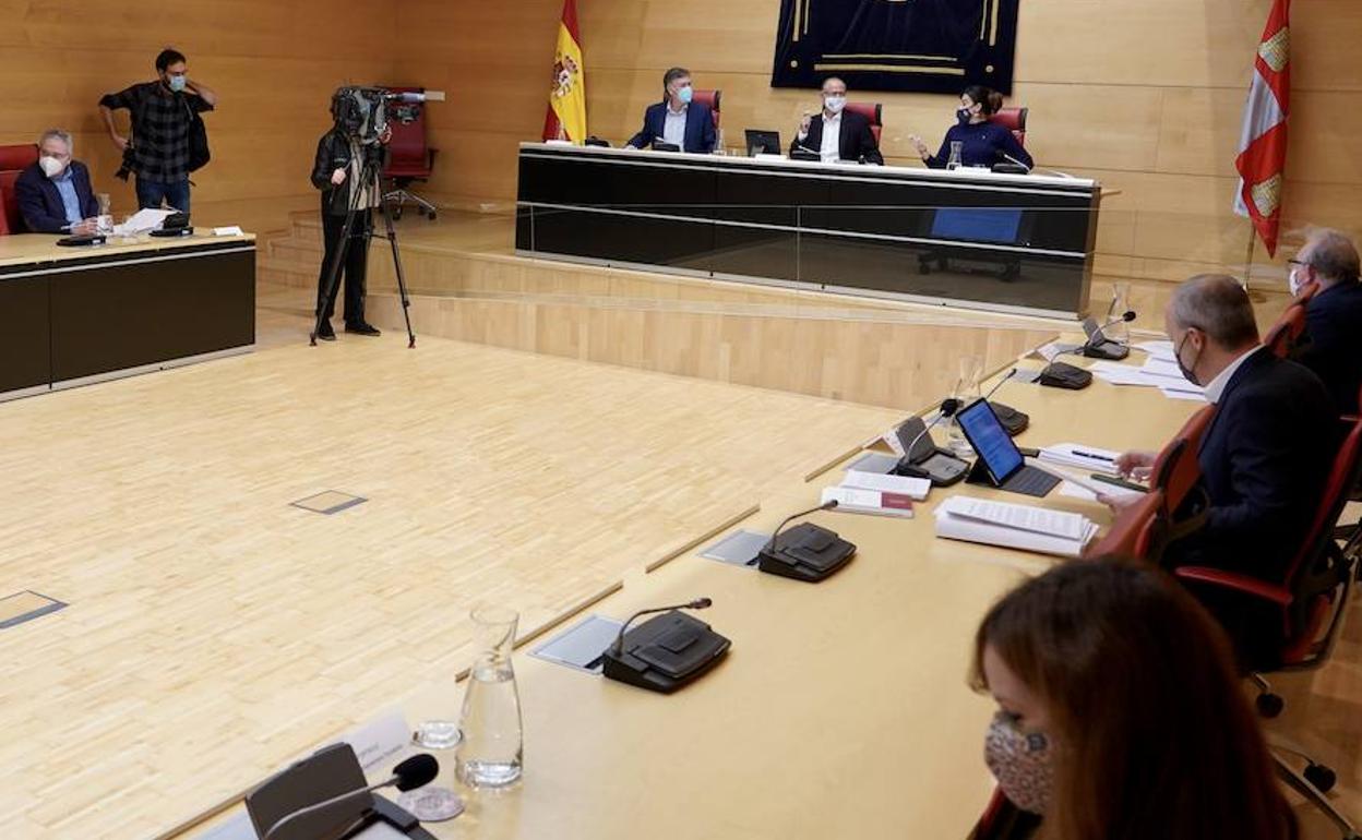 Reunión de la Mesa y de la Junta de Portavoces de las Cortes, donde se dan los sueldos más altos de la política de Castilla y León.