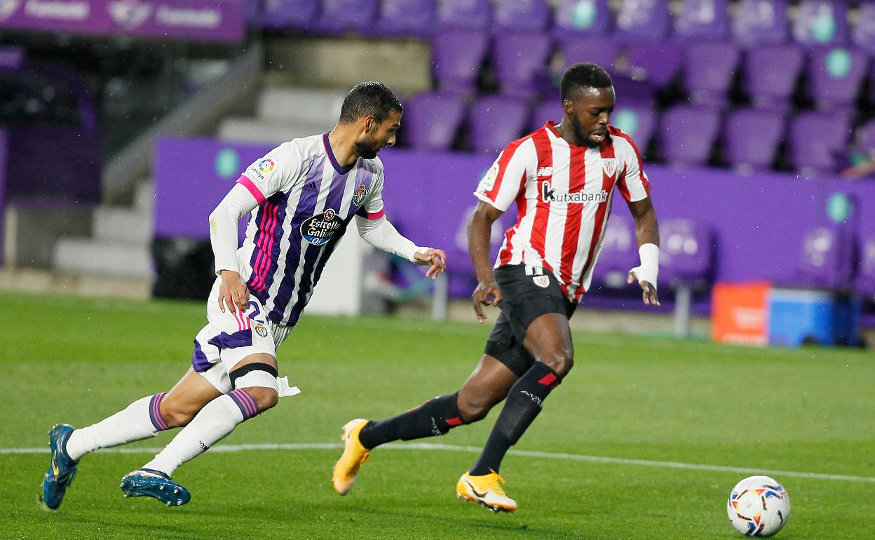 Joaquín persigue a Iñaki Williams en una acción del partido. 