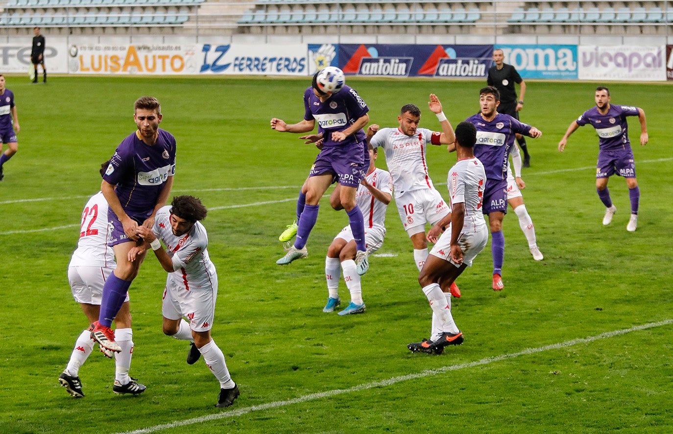 El Palencia Cristo Atlético golea al filial de la Cultural Leonesa.