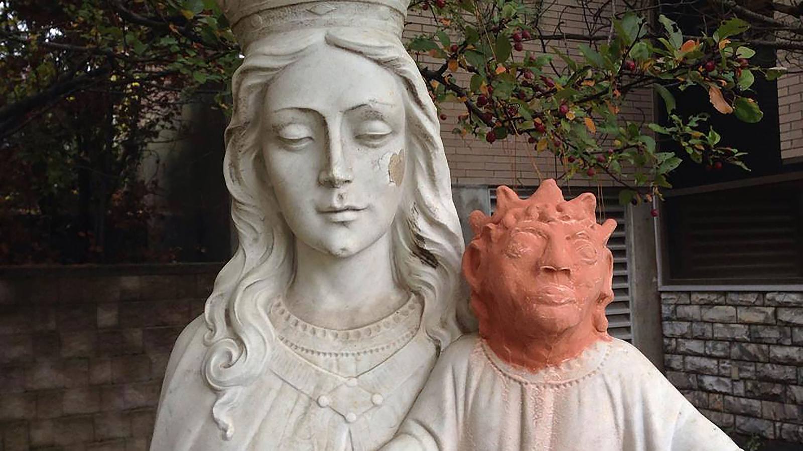 La Virgen con la cabeza del Niño Jesús de Ontario (Canadá). La artista local Heather Wise tuvo la iniciativa de reparar la cabeza del Niño, de la estatua que representa a Cristo con la Virgen María y que recibe a los feligreses de la Iglesia católica de Sante Anne des Pins en la localidad canadiense de Sudbury en la región de Ontario. La artista que se ofreció a arreglar la figura usó arcilla en lugar de piedra y algunos creen que el resultado final se parece a Maggie Simpson. 