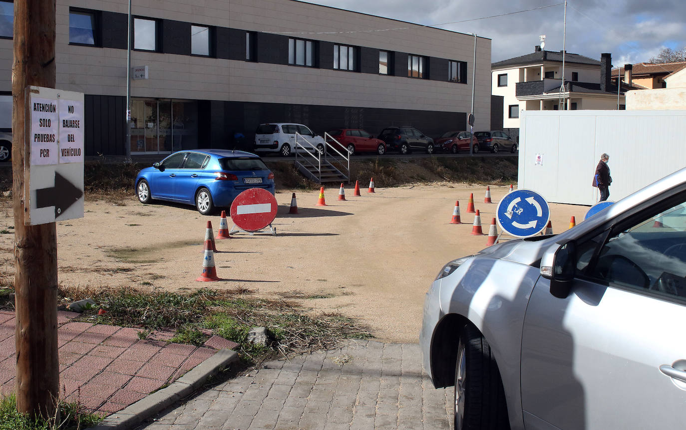 Un vehículo accede a la zona de toma de muestras en Carbonero el Mayor.