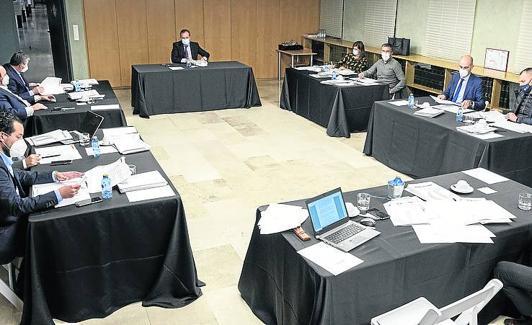 Un momento de la reunión del jurado. 