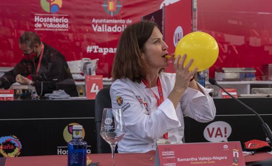 Samantha Vallejo-Nájera, presidenta del jurado, fue la primera en aspirar el helio y hablar a continuación. 