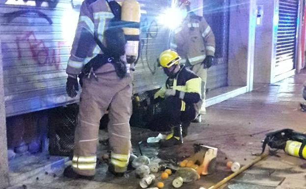 Los bomberos extinguen el incendio de una frutería en la avenida de Segovia