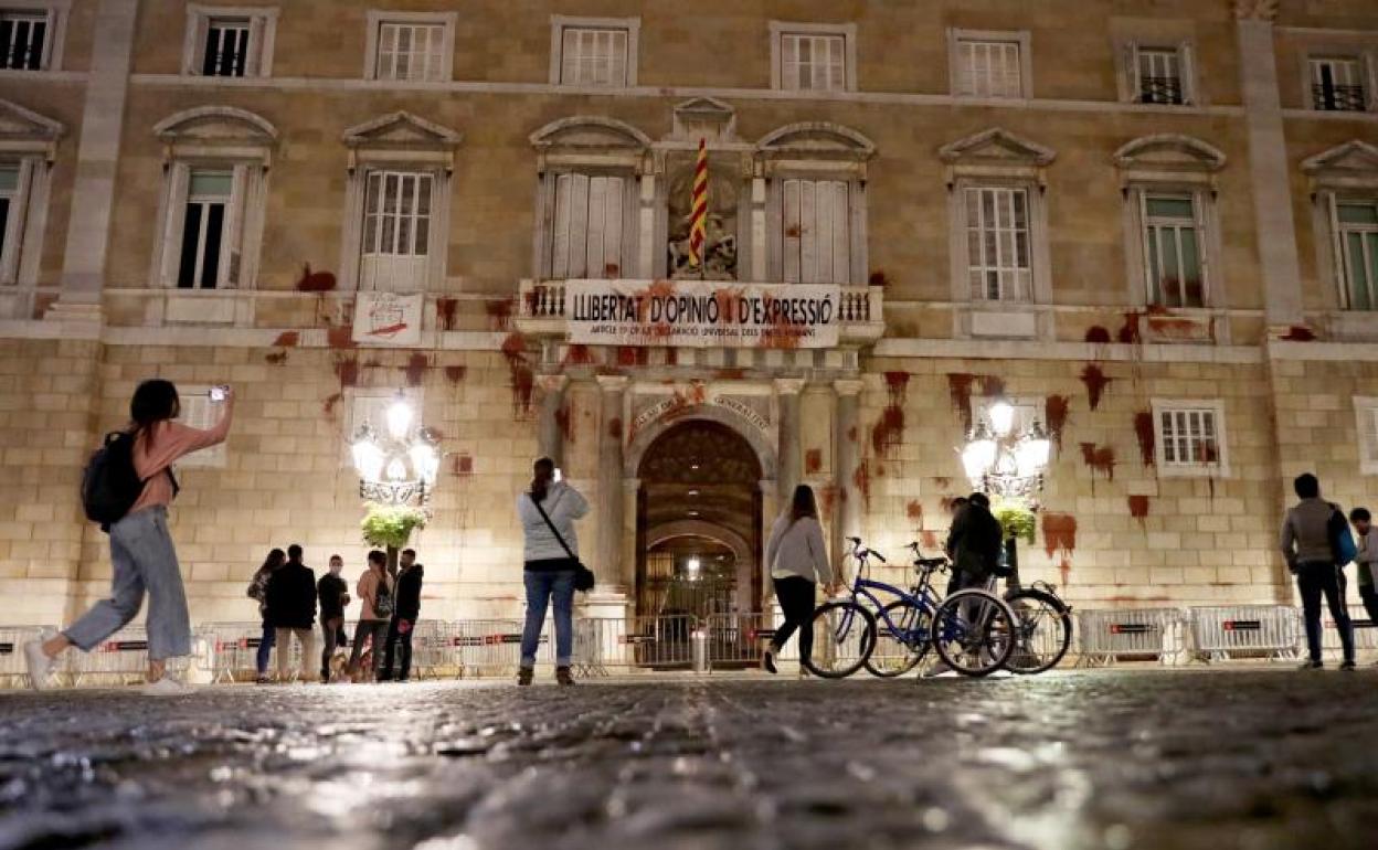 Manchas de pintura lanzada a la fachada de la Generaliti en protesta por las restricciones.