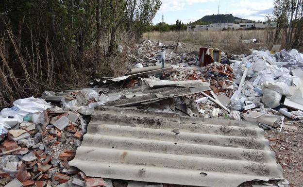 Imagen principal - Restos de uralitas, un material contaminante, ruedas y otros escombros en La Florida.