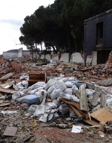 Imagen secundaria 2 - Restos de uralitas, un material contaminante, ruedas y otros escombros en La Florida.