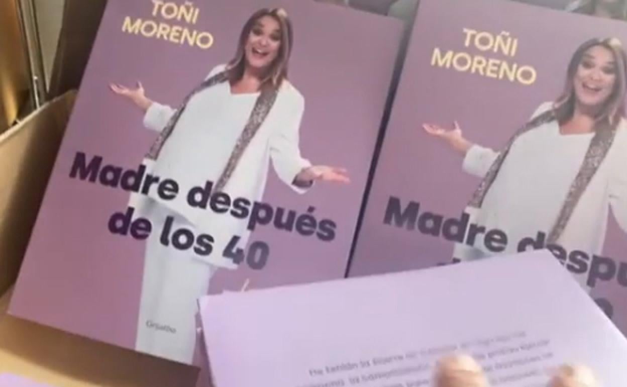 Toñi Moreno protagoniza la portada del libro. 