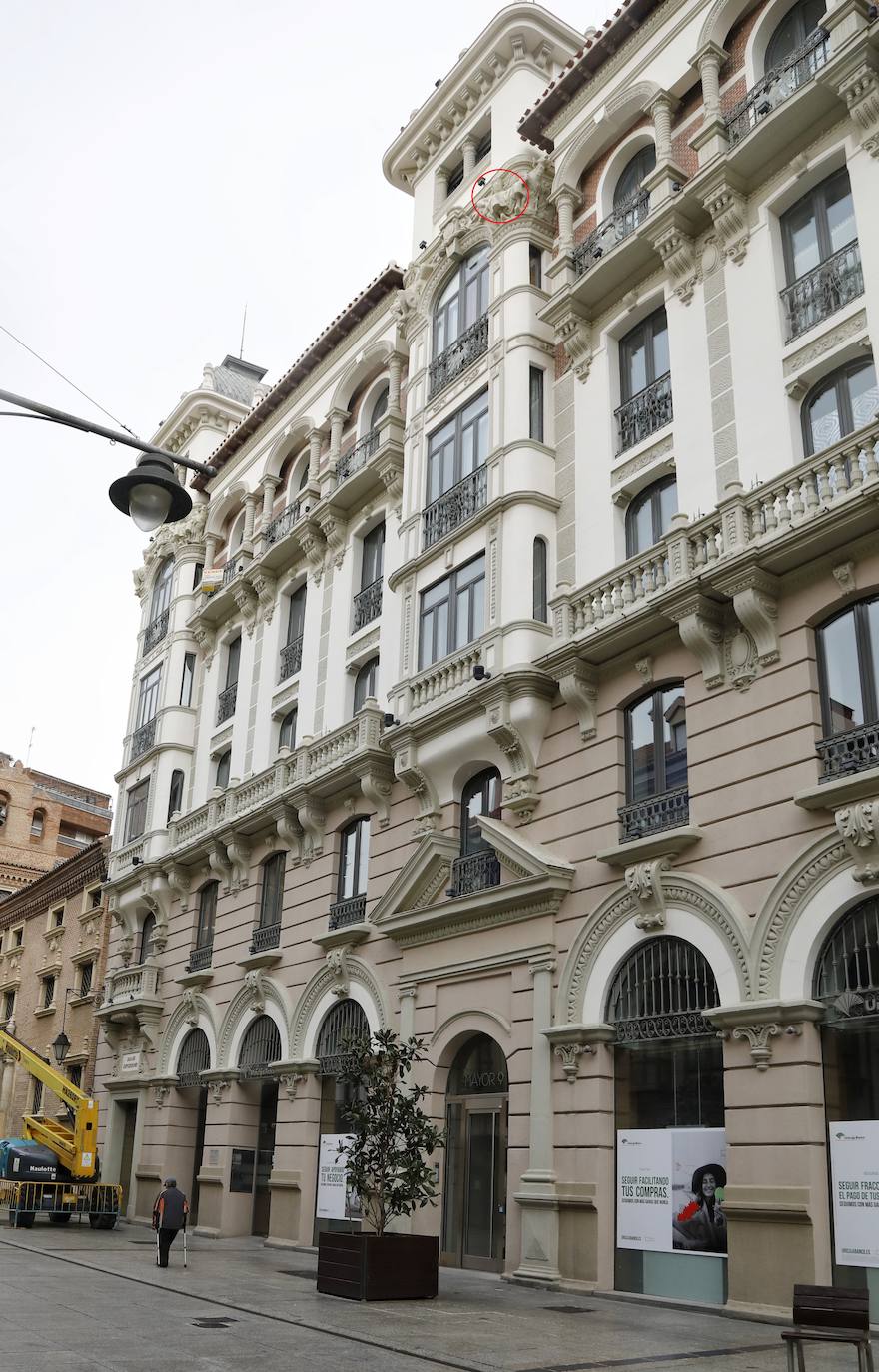 Localización de la figura en la fachada del edificio situado en la Calle Mayor.