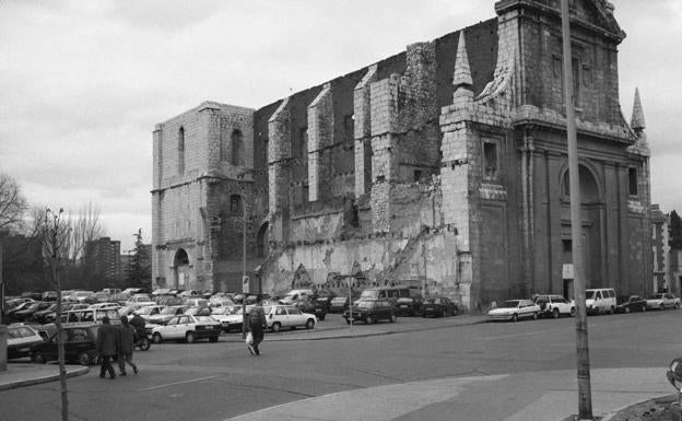 La Iglesia en 1996, sin la construcción del actual edificio del Archivo.