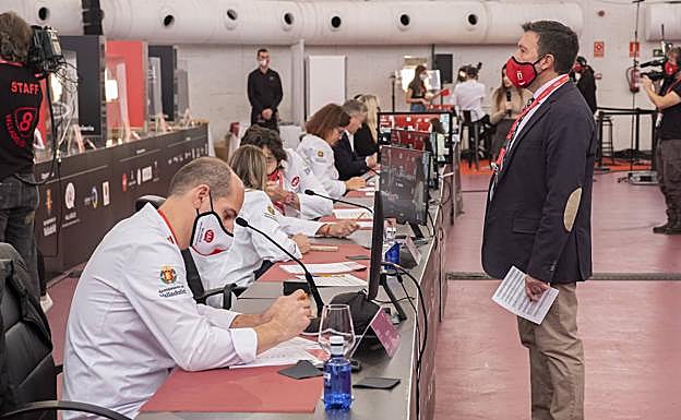 El hostelero vallisoletano Juanjo Arranz, pendiente de que salga el siguiente pincho para que los cate el jurado. 