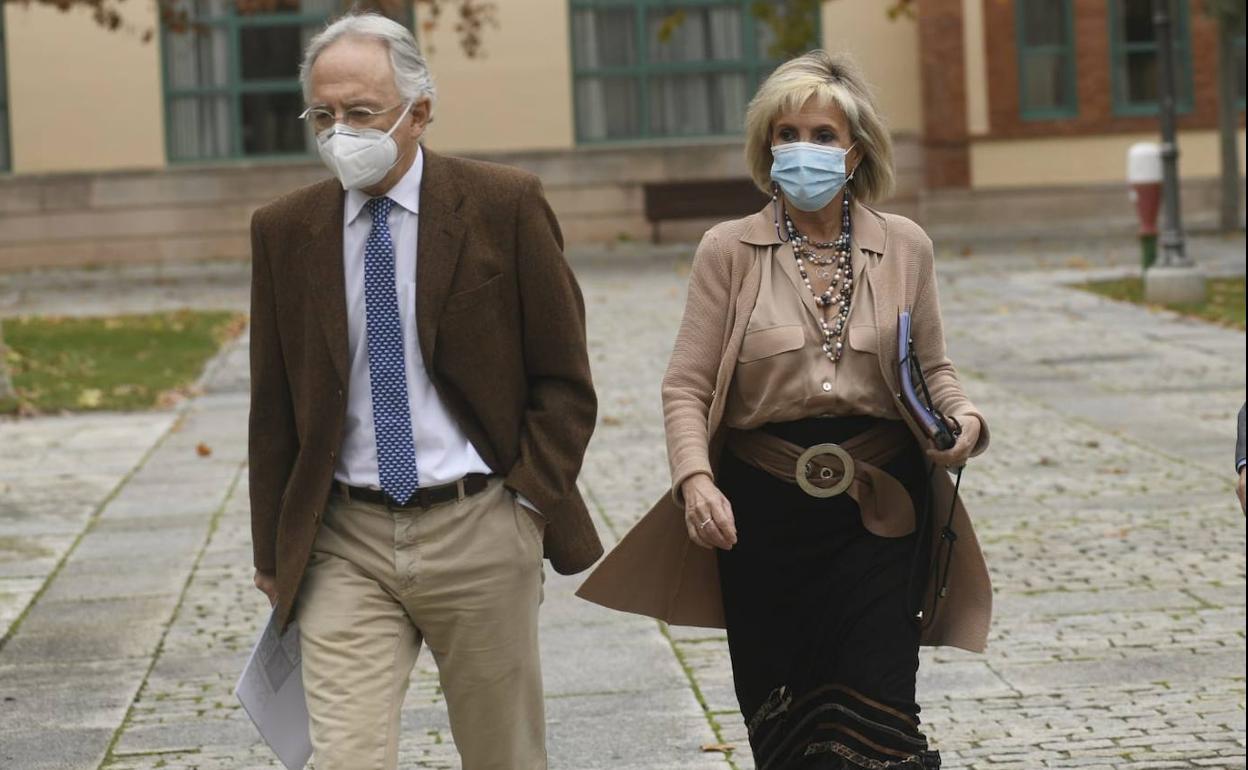 El doctor Jesús Blanco junto a la consejera de Sanidad, Verónica Casado, esta mañana. 