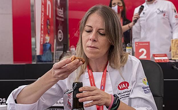 Imagen principal - Arriba, la cocinera Zuriñe García. Abajo, los cocineros Cata Lupu y Javier Muñoz-Calero. 