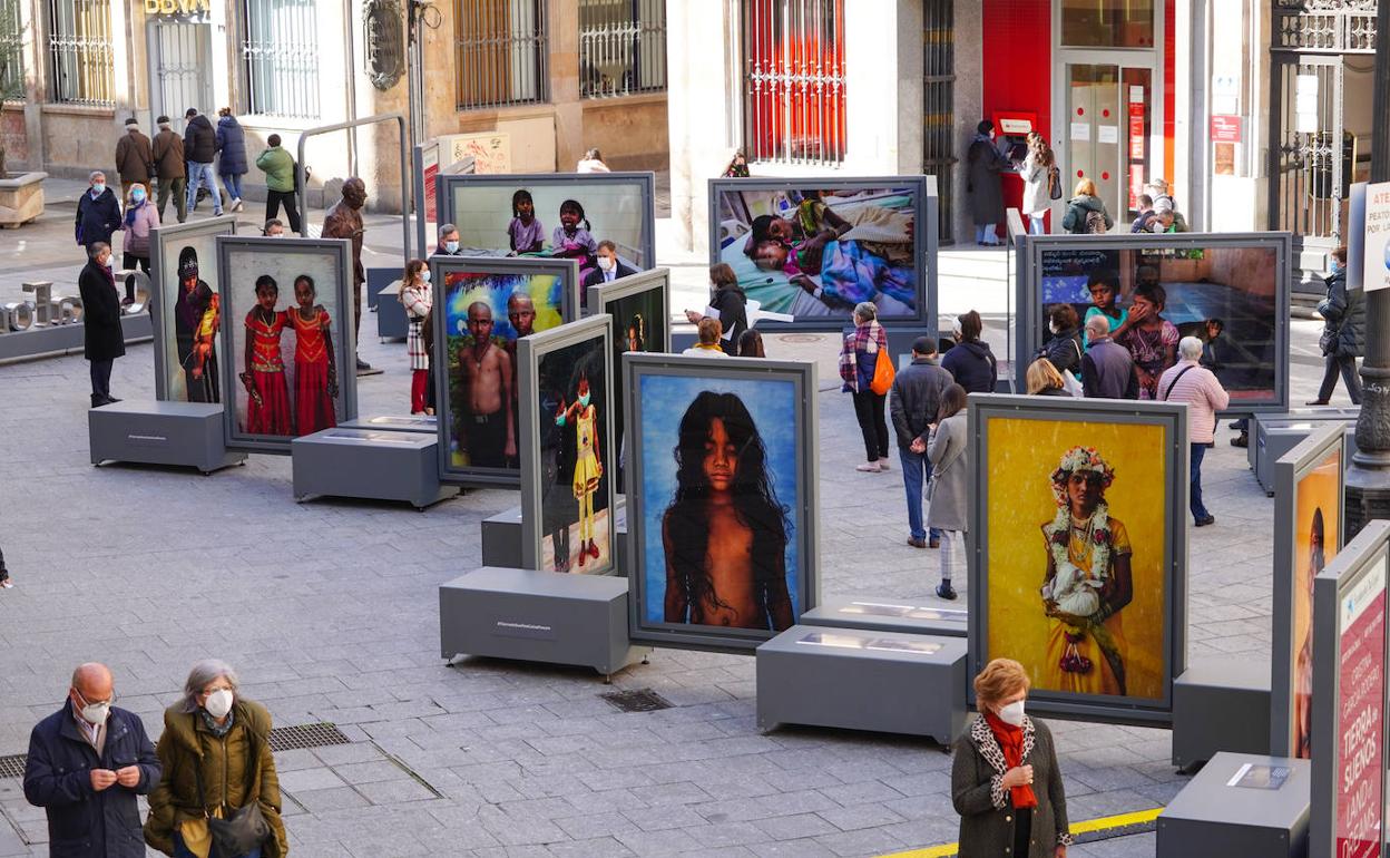 Vista general de las fotografías expuestas en la plaza del Liceo.