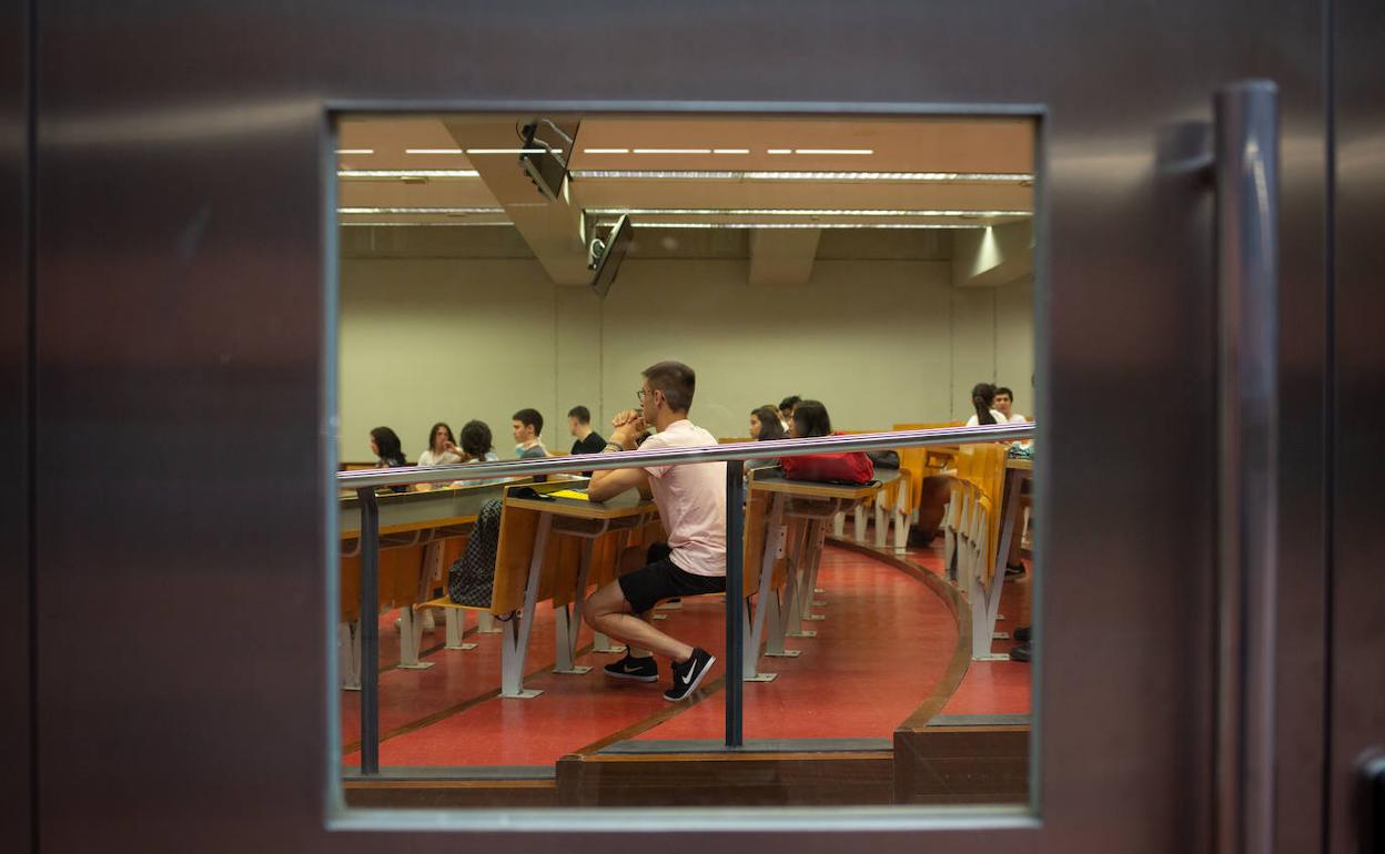 Alumnos dentro del aula.