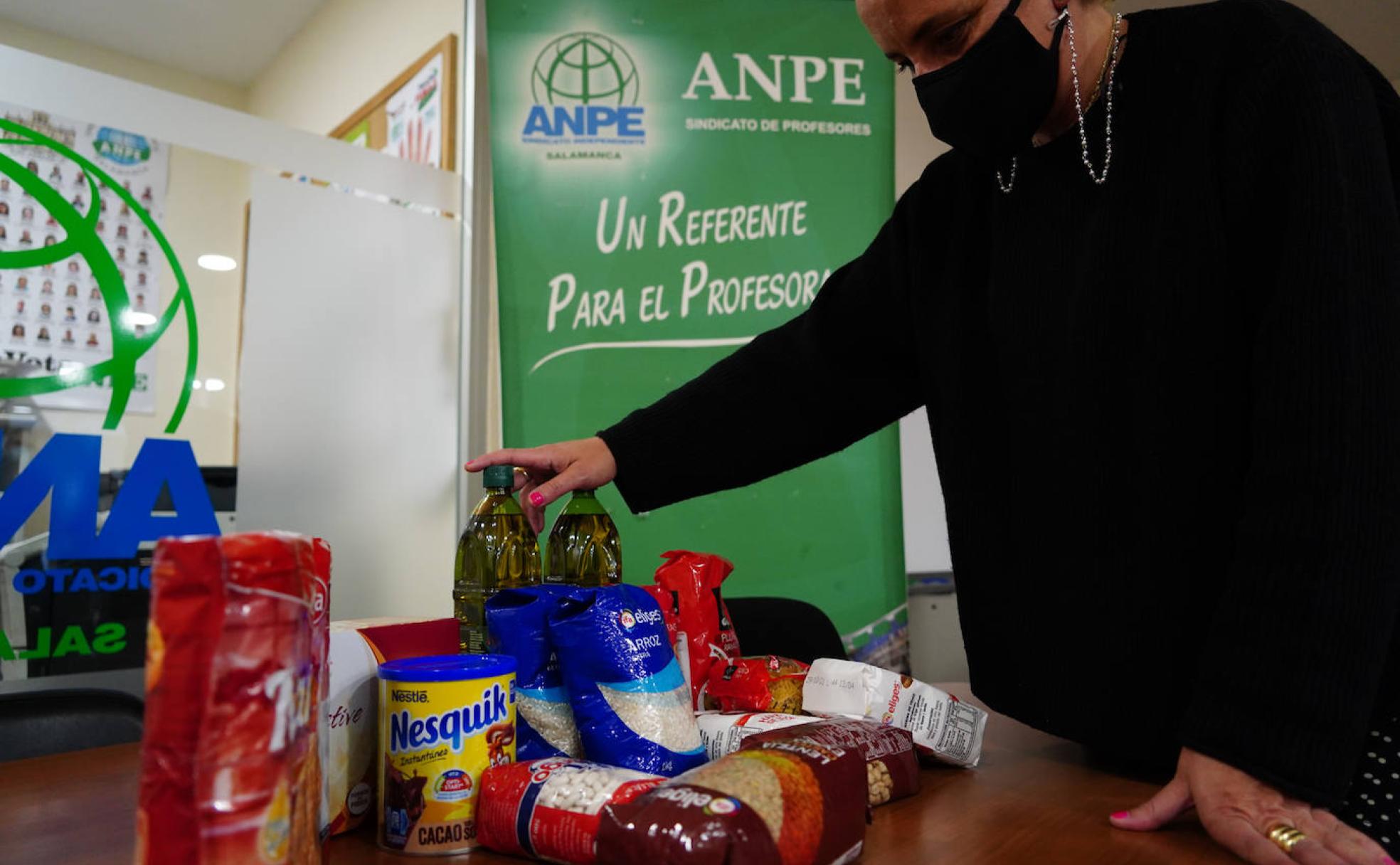 Algunos alimentos donados ayer a ANPE. 