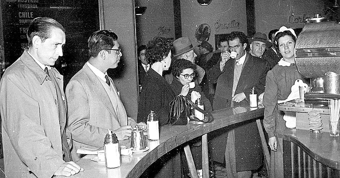 El escritor, a la izquierda, se toma un 'tesito' con 'lechesita' en un bar de Santiago de Chile. 