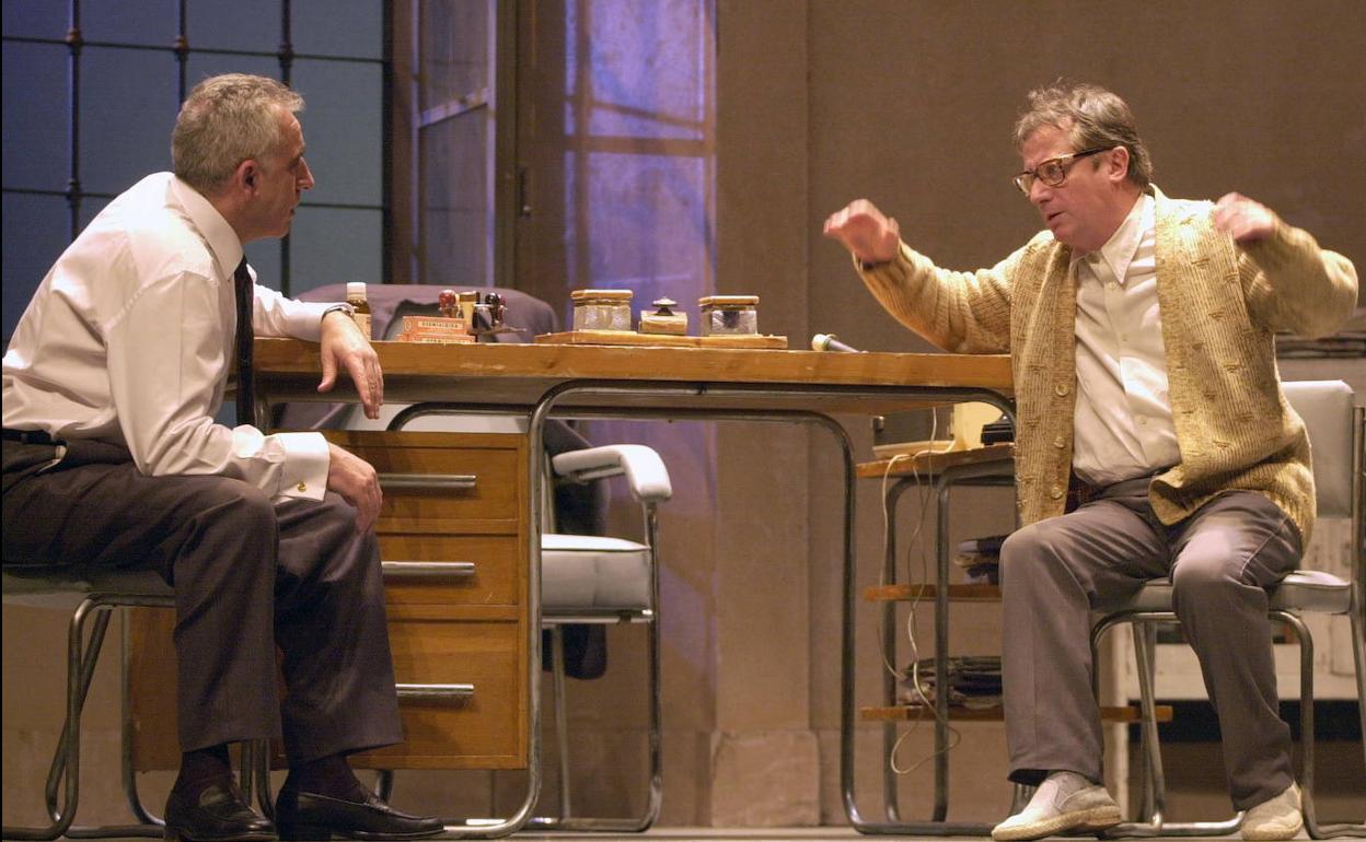 Los actores Juan Jesús Valverde y Manuel Galiana escenificando 'Las guerras de nuestros antepasados' en el Teatro Real Cinema de Madrid en 2003.