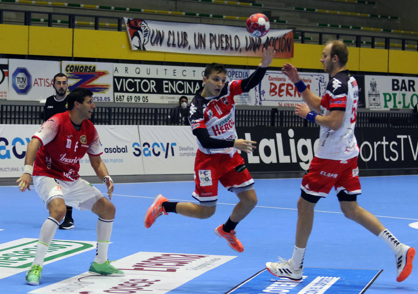 Encuentro de la Liga Asobal entre el Balonmano Nava y el Incarlopsa Cuenca 