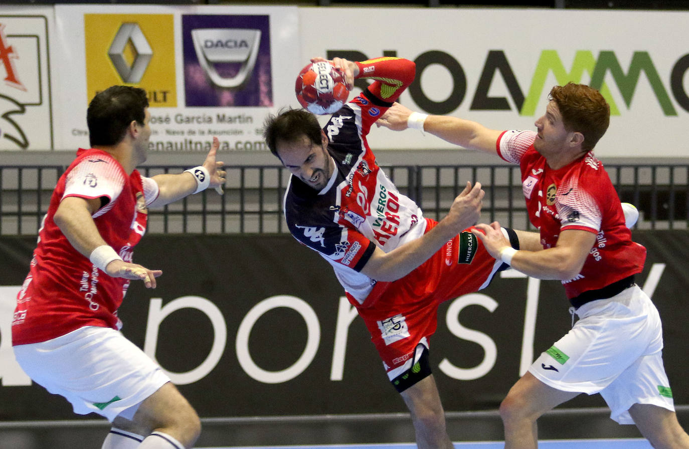 Encuentro de la Liga Asobal entre el Balonmano Nava y el Incarlopsa Cuenca 