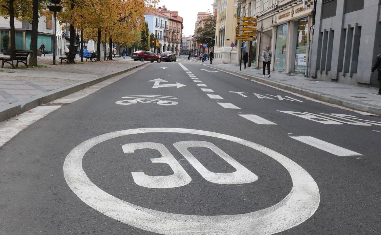 Señal de limitación de la velocidad a 30 kilómetros por hora entre Poniente y la plaza de la Rinconada. 