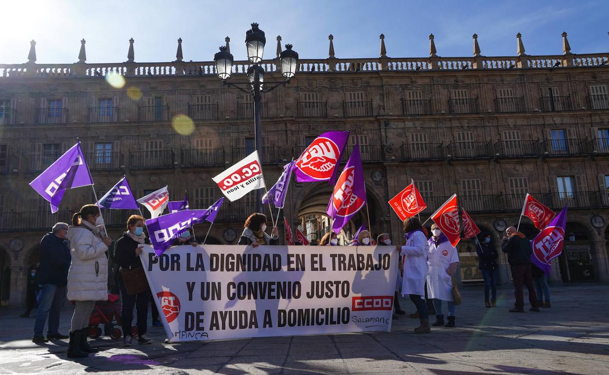 Una representación del sector, al inicio de la concentración en la Plaza Mayor de Salamanca. 