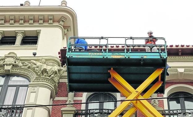 La grúa instalada ayer para evaluar la fachada.