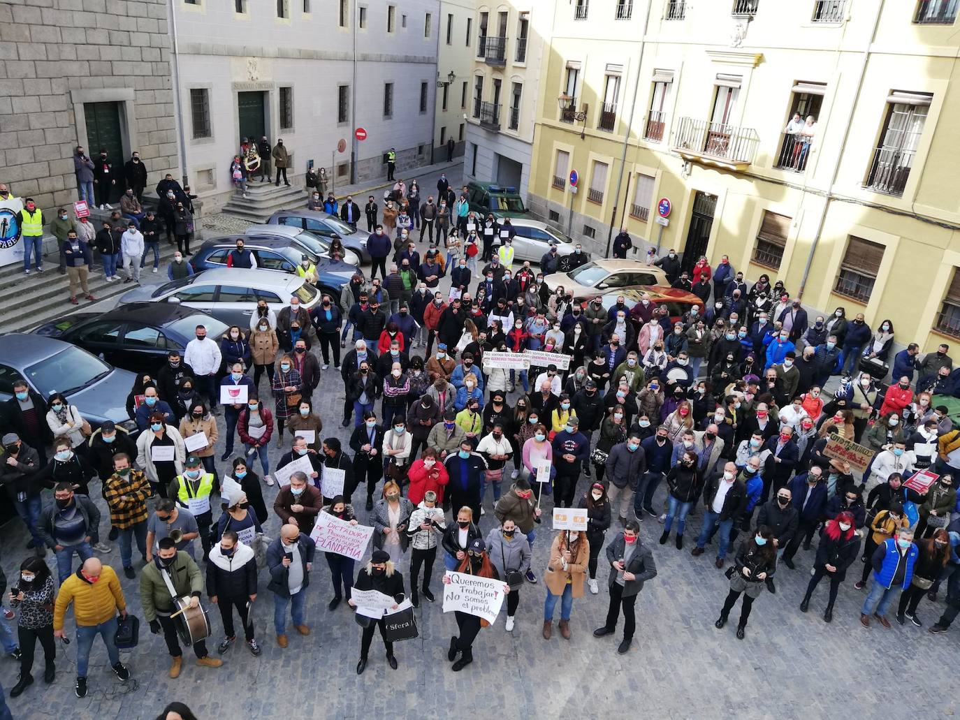 La hostelería segoviana hace una demostración de fuerza con más de mil personas clamando contra el cierre 